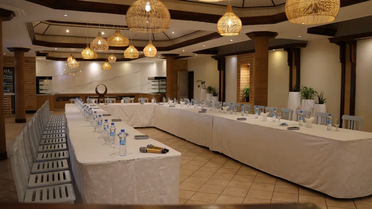 Tavolo conferenze con microfono e coperti