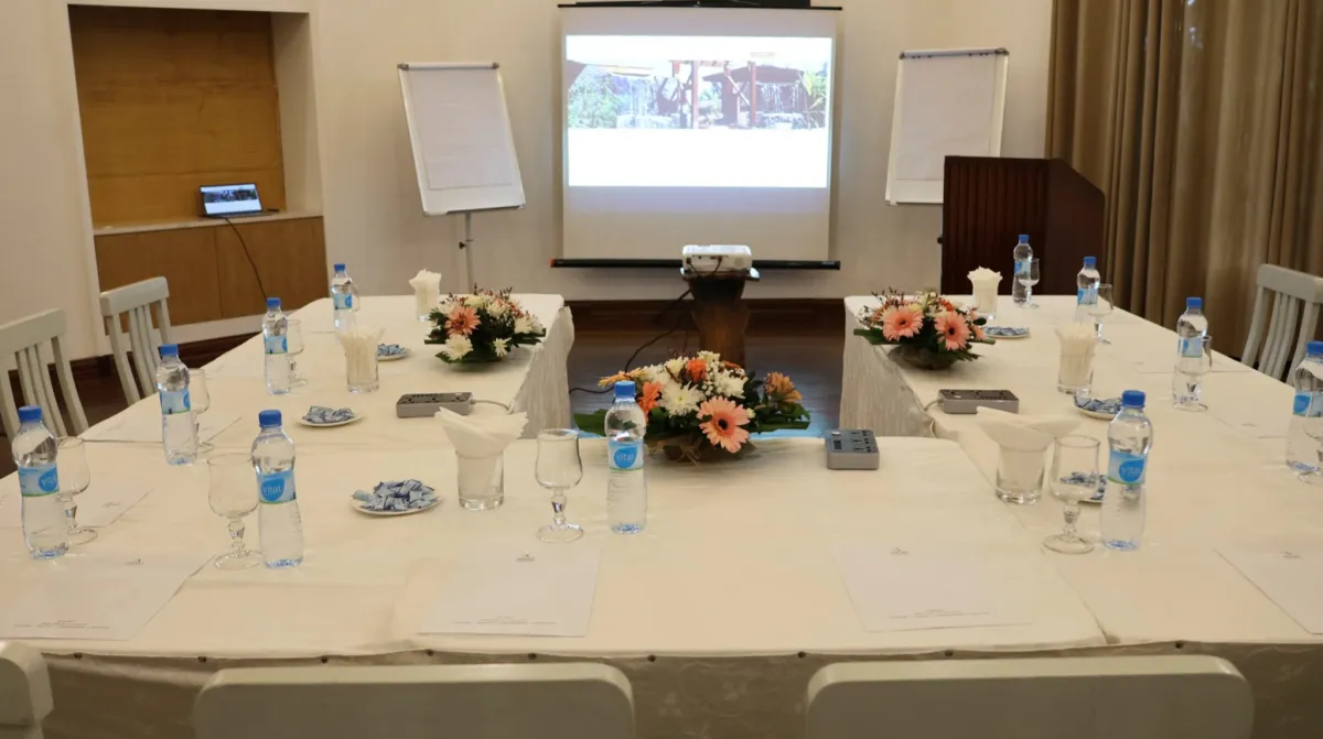 Sala riunioni VIP con proiettore e lavagne a fogli mobili