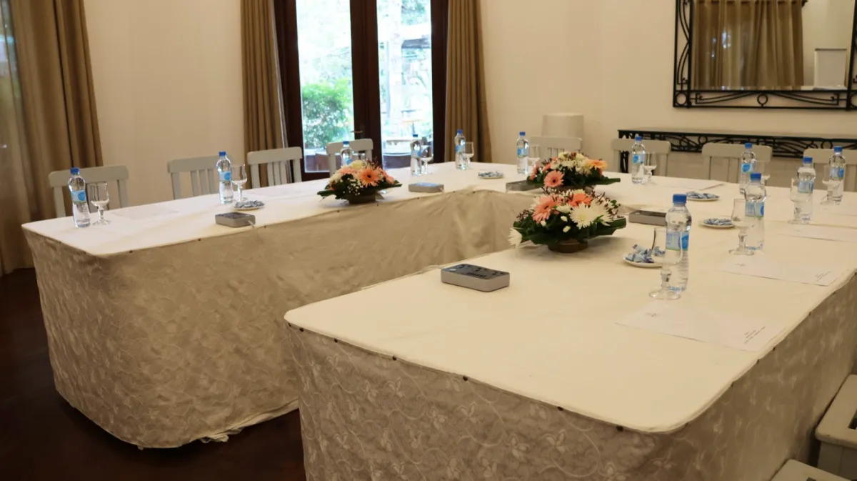 Sala VIP con luce naturale dalle porte del giardino